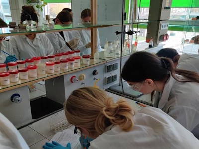 Zajęcia laboratoryjne z chemii na UWr